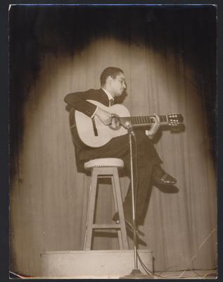 Baden Powell ao microfone com o violão