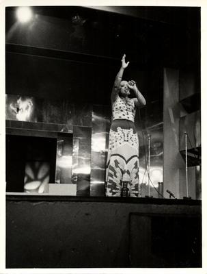 Elizeth Cardoso ao microfone