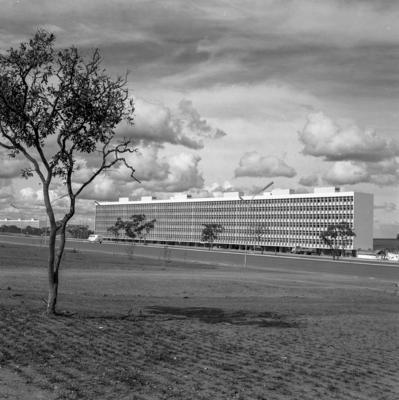 Edifícios residenciais projetados para os Institutos de Aposentadoria e Pensões