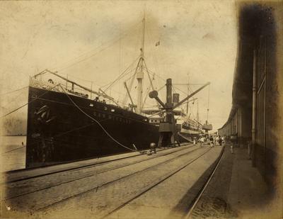 Vapor em descarga no cais