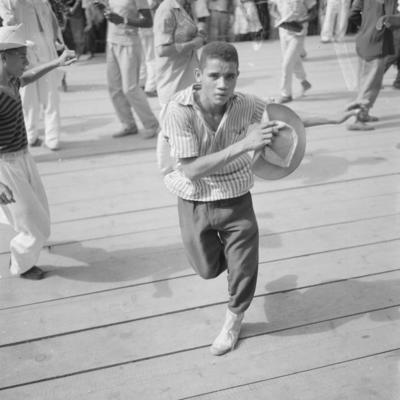 Passista de frevo no carnaval de rua de Recife