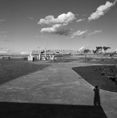 Praça dos Cristais, projetada por Roberto Burle Marx, vendo-se a sombra do fotógrafo Marcel Gautherot