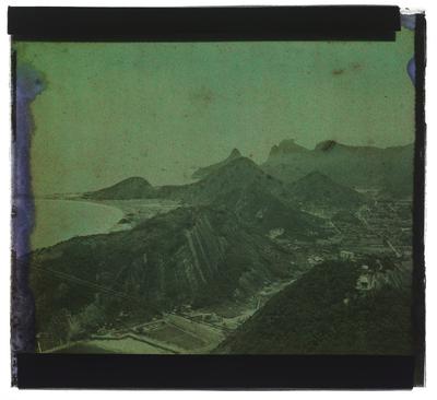 Praia Vermelha vista do alto do Morro do Pão de Açúcar; ao fundo, a Praia de Copacabana