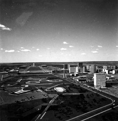 Vista diurna do eixo monumental de Brasília