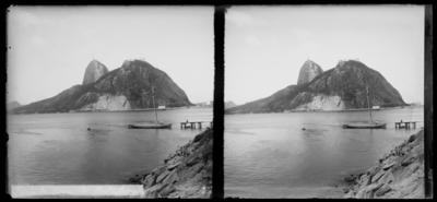 Morros da Urca e do Pão de Açúcar vistos da Praia da Saudade, atual Avenida Pasteur