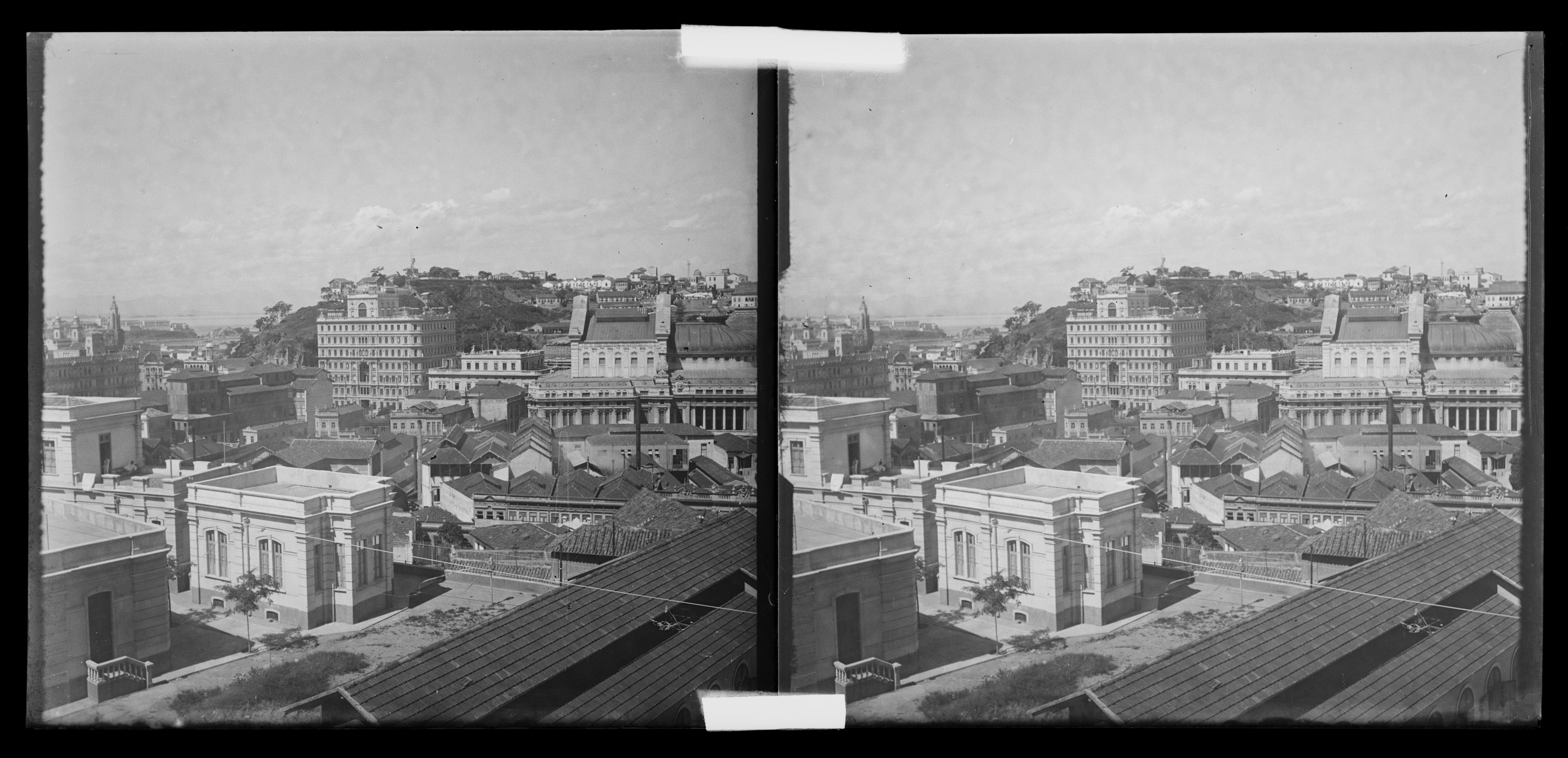 Região da Avenida Central (atual Rio Branco); ao fundo, o Morro do Castelo