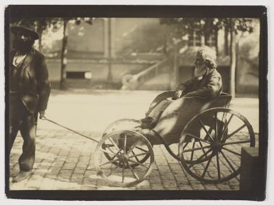 Homem idoso em pequena carruagem