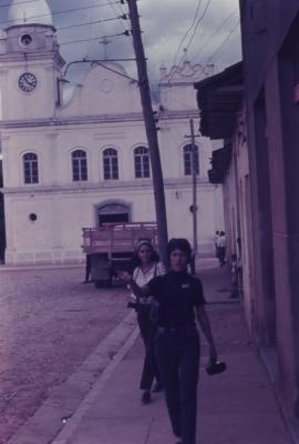 Lena Coelho dos Santos em segundo plano