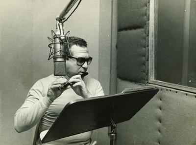 Altamiro Carrilho com a flauta em estúdio