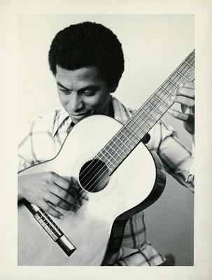 Paulinho da Viola com o violão