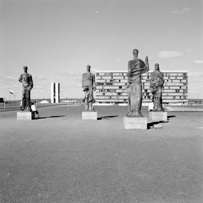 Os quatro evangelistas, esculturas de Alfredo Ceschiatti, na Catedral Metropolitana Nossa Senhora Aparecida