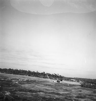 Série "Estrada de Ferro Tocantins", barco naufragado