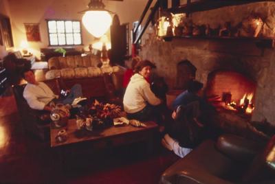 Pessoas reunidas em sala de estar