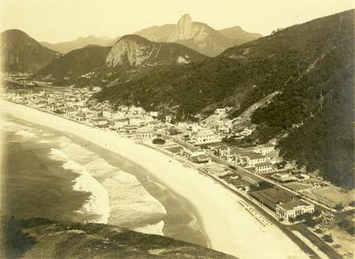 Vista aérea da Avenida Atlântica tomada do Leme