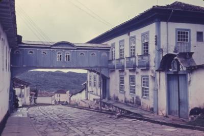 Ao centro passadiço do Instiuto Casa da Glória
