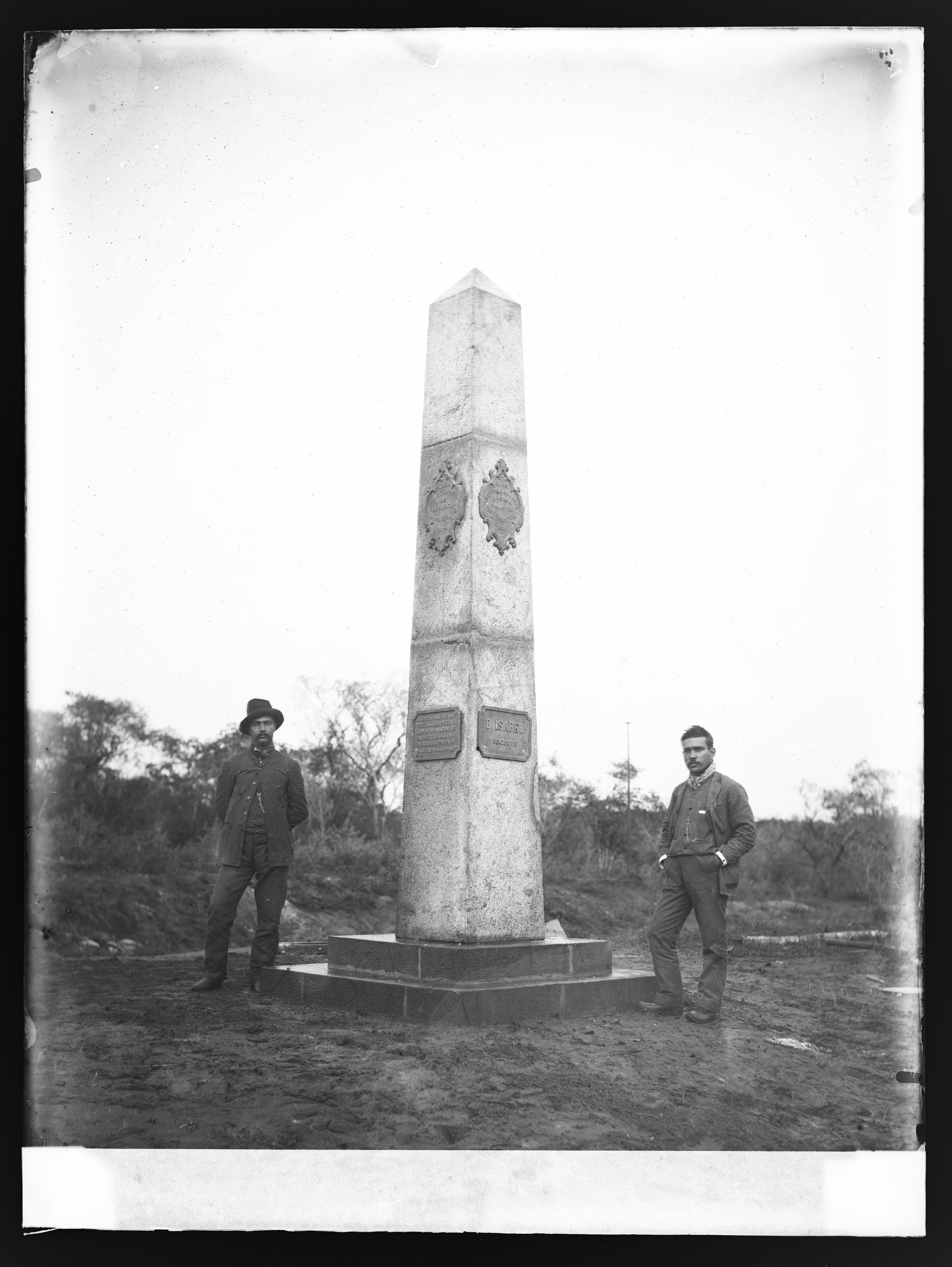 Obelisco construído por ocasião do transporte do meteorito Bendegó
