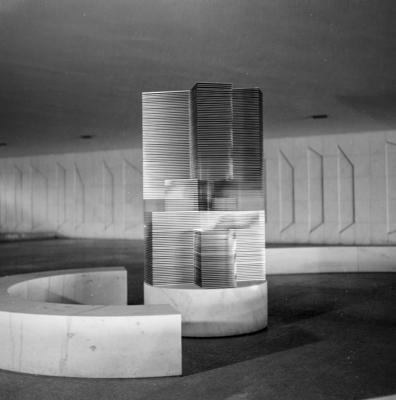 "Polivolume: Ponto de Encontro", escultura de Mary Vieira, no Palácio dos Arcos ou Palácio Itamaraty