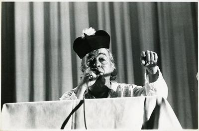 Vinicius de Moraes ao microfone