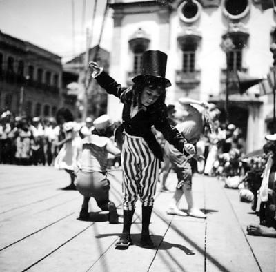 Crianças passistas de frevo em frente à Igreja da Matriz do Santíssimo Sacramento de Santo Antônio