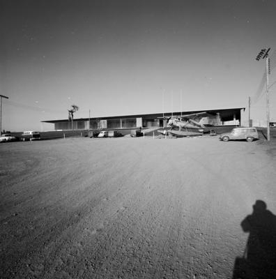 Cidade Universitária da Universidade de Brasília, vendo-se a sombra do fotógrafo Marcel Gautherot