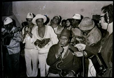 Candeia ao microfone