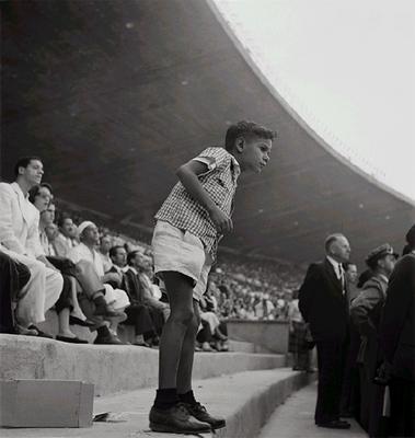Menino na arquibancada do Maracanã, na final da Copa do Mundo de 1950