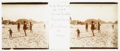 Banhistas na praia de Copacabana