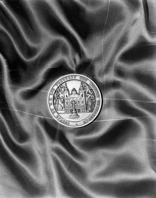 Campanha publicitária da Editora Boa Imprensa Ltda. para o jornal Catolicismo - medalhão da Igreja de Nossa Senhora dos Prazeres dos Montes Guararapes