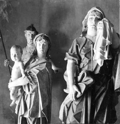 Via Crucis, Passos da Paixão, esculturas de Aleijadinho, cena do Passo da Cruz às costas, mulher de Jerusalém com criança e mulher chorosa