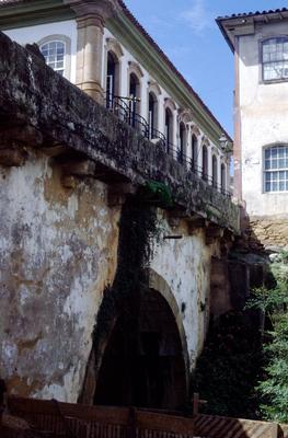 Ponte da cadeia e sede da Prefeitura de São João del-Rei (à esquerda)