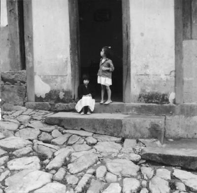 Aspectos de Congonhas, casario com criança