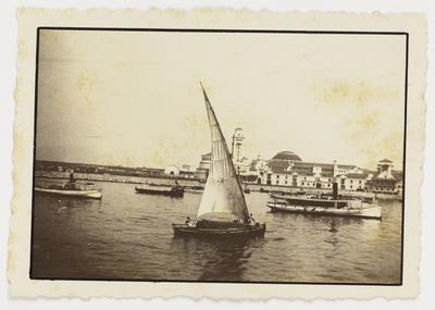 Barcos na Baía de Guanabara; na região da Praça XV de Novembro