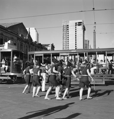 Bonde no carnaval lotado de foliões