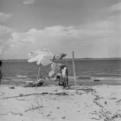 Santarém, lavadeira com varal na praia