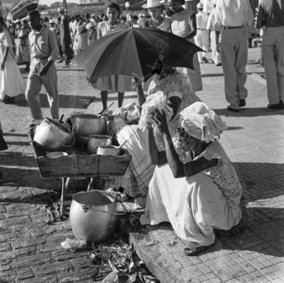 Vendedora de acarajé na procissão de Nosso Senhor dos Navegantes