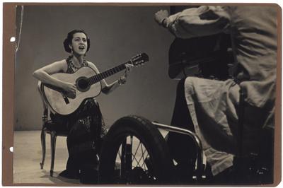 Olga Praguer Coelho com o violão