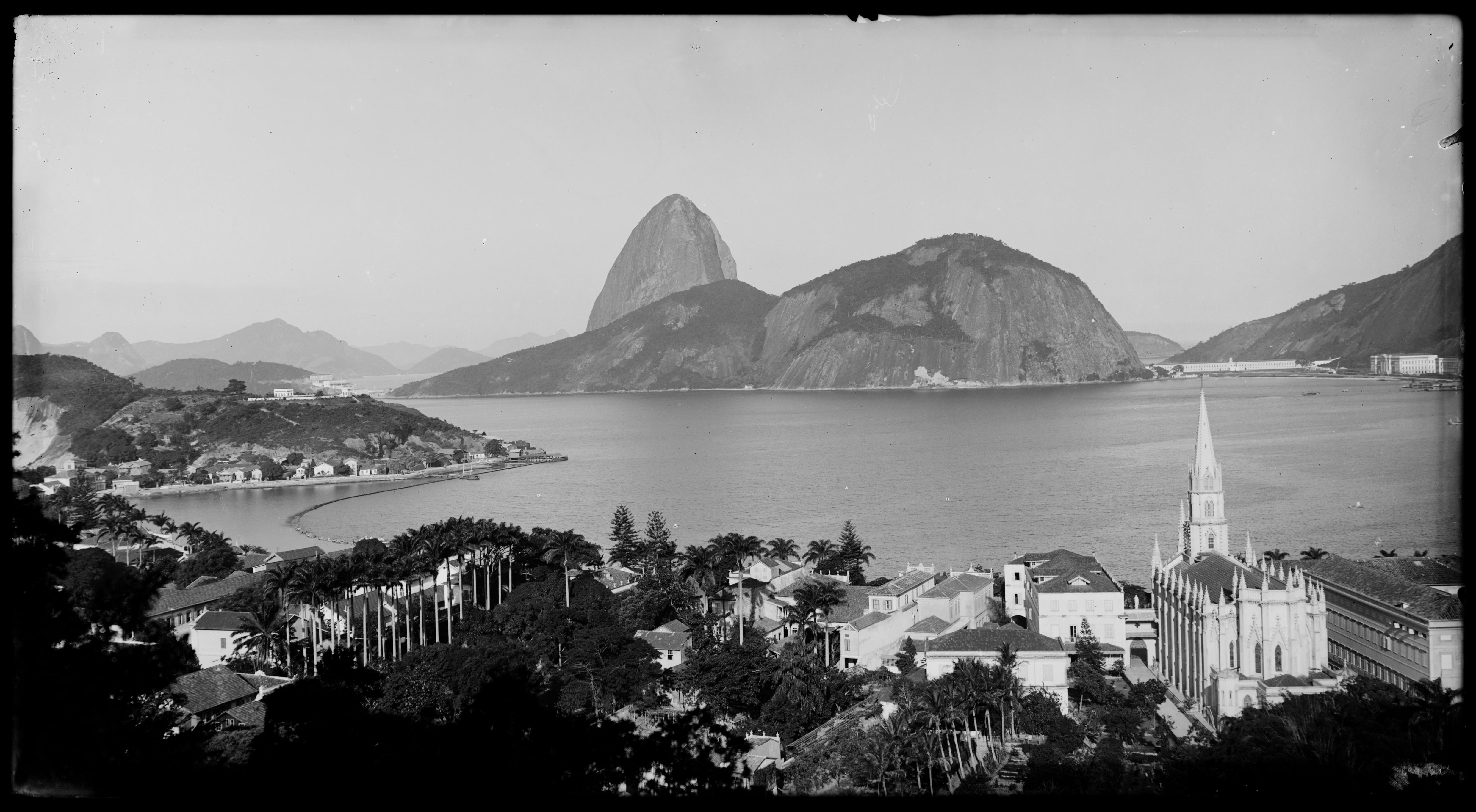Panorama da enseada de Botafogo; destaque para o Morro do Pão de Açúcar