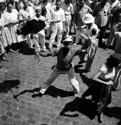 Passista de frevo no carnaval de rua de Recife