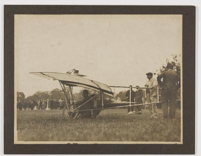 Santos Dumont pilotando um avião da série Demoiselle