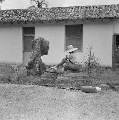 Mulher posando no Sítio Burle Marx