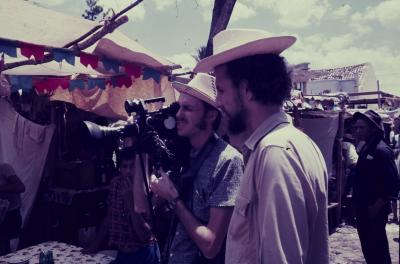 Jorge Bodanzky filmando com Eduardo Escorel (à direita)