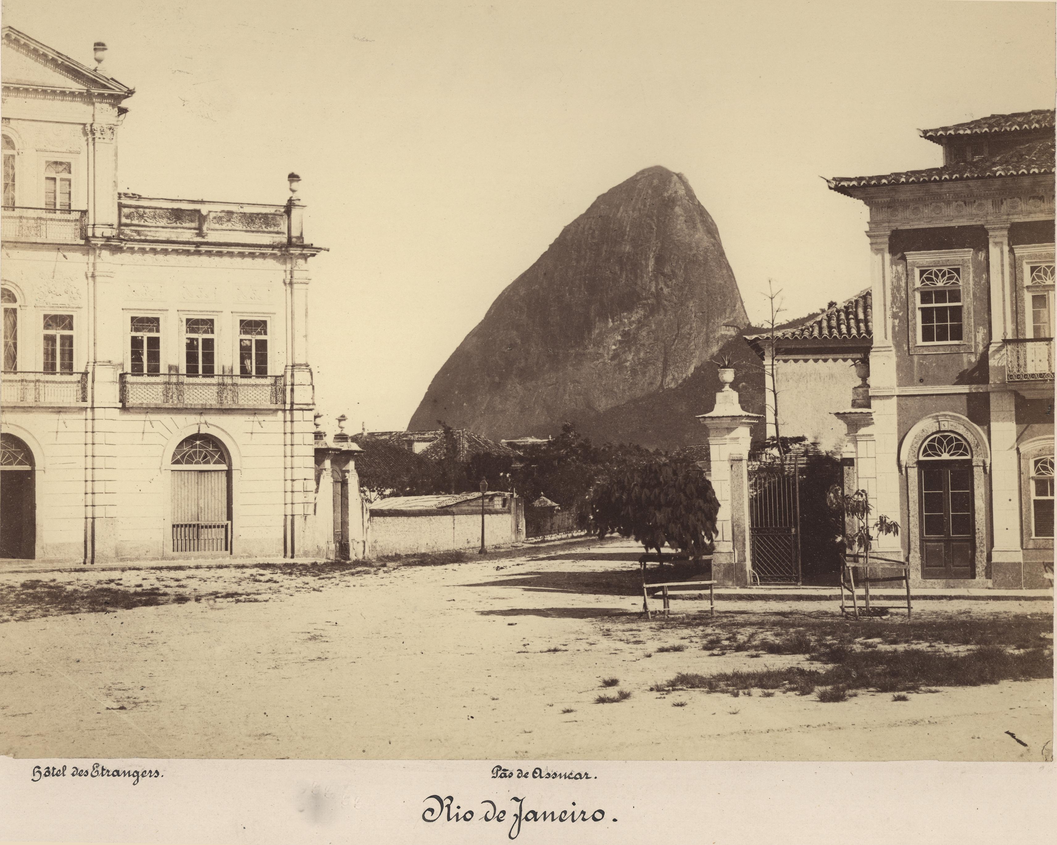 Hotel dos Estrangeiros vendo-se ao fundo o Pão de Açúcar