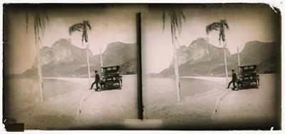 Avenida Niemeyer; ao fundo, a Pedra da Gávea