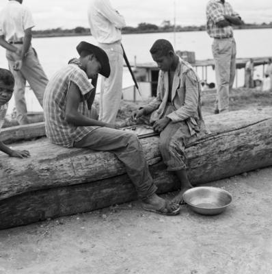 Meninos jogando damas às margens do Rio São Francisco