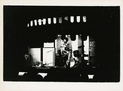 Gilberto Gil ao microfone com o violão