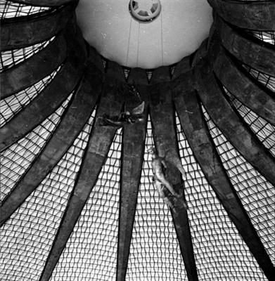 Anjos, esculturas de Alfredo Ceschiatti, na Catedral  Metropolitana Nossa Senhora Aparecida