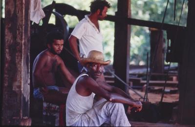 Homens não identificados em instalações de obras