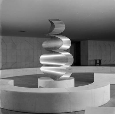 "Polivolume: Ponto de Encontro", escultura de Mary Vieira, no Palácio dos Arcos ou Palácio Itamaraty