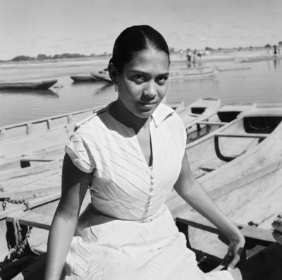 Mulher sentada em barco