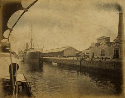 Vista do cais com a casa de máquinas nº 2